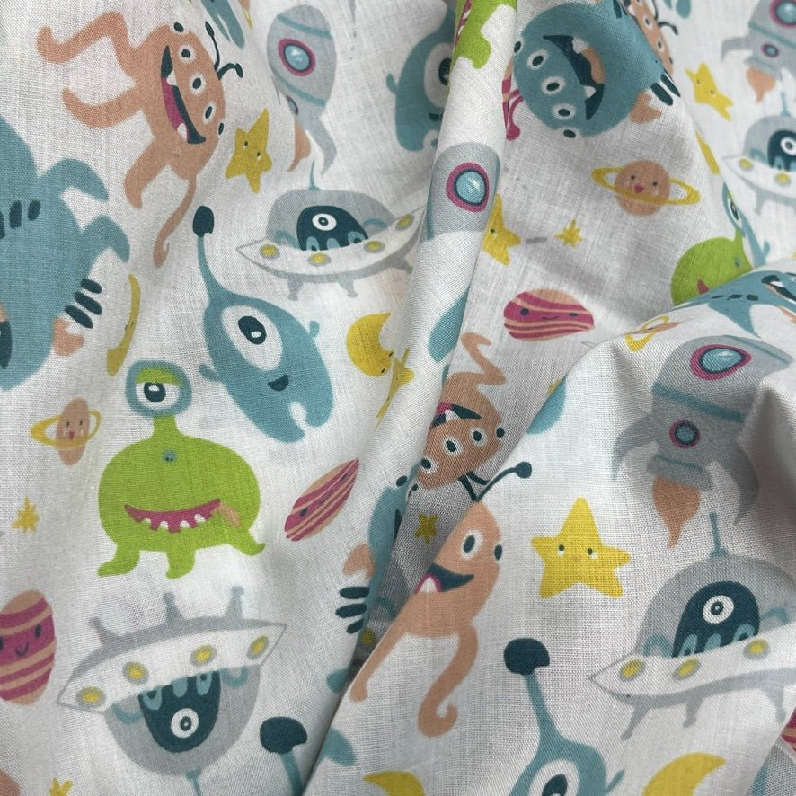 Aliens Print Sci-fi Polycotton Fabric Dress Crafts 45", White - Bull Ring Fabrics