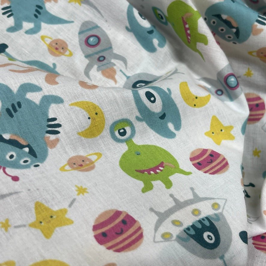 Aliens Print Sci-fi Polycotton Fabric Dress Crafts 45", White - Bull Ring Fabrics