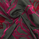 Taftstoff mit goldener Wirbelstickerei 