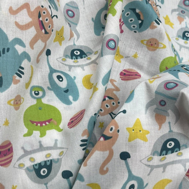 Aliens Print Sci-fi Polycotton Fabric Dress Crafts 45", White - Bull Ring Fabrics