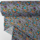 Viskosestoff mit Blumenmuster im Vintage-Stil, Grau