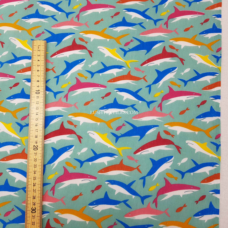 Polycotton-Stoff mit Haien und Fischen, Ozeangrün 