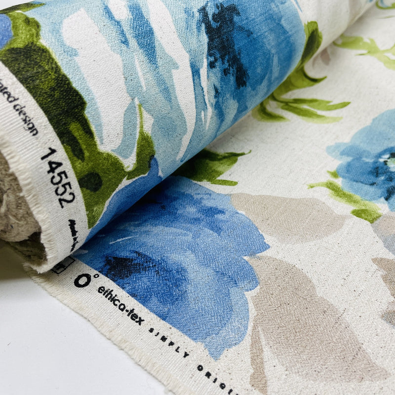 Blauer Stoff mit Blumenmuster aus Baumwolle und Leinen