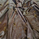 Taftstoff mit Blumenmuster und Stickereien, Braun