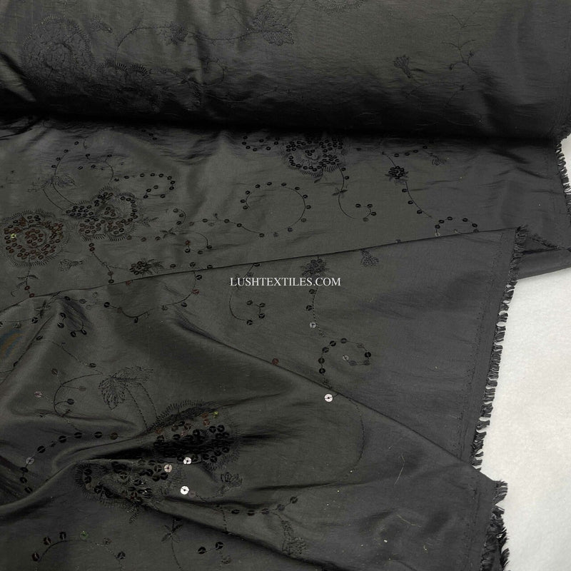 Taftstoff mit Stickerei und Blumenpailletten, Schwarz