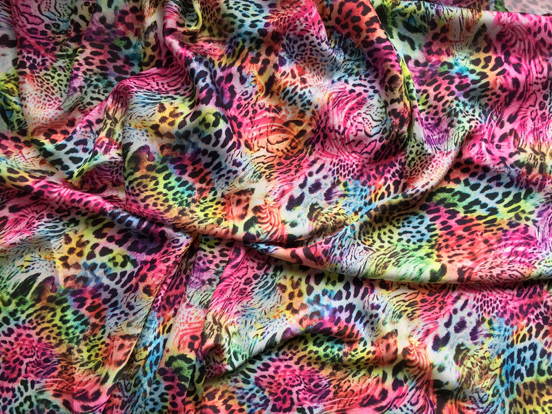 Mehrfarbiger Satin-Kleiderstoff mit Leopardenmuster