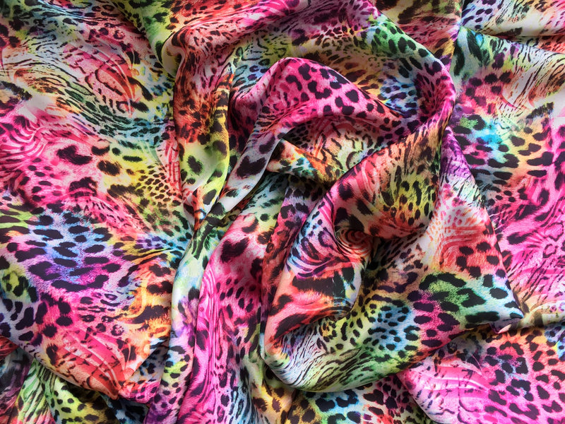 Mehrfarbiger Satin-Kleiderstoff mit Leopardenmuster