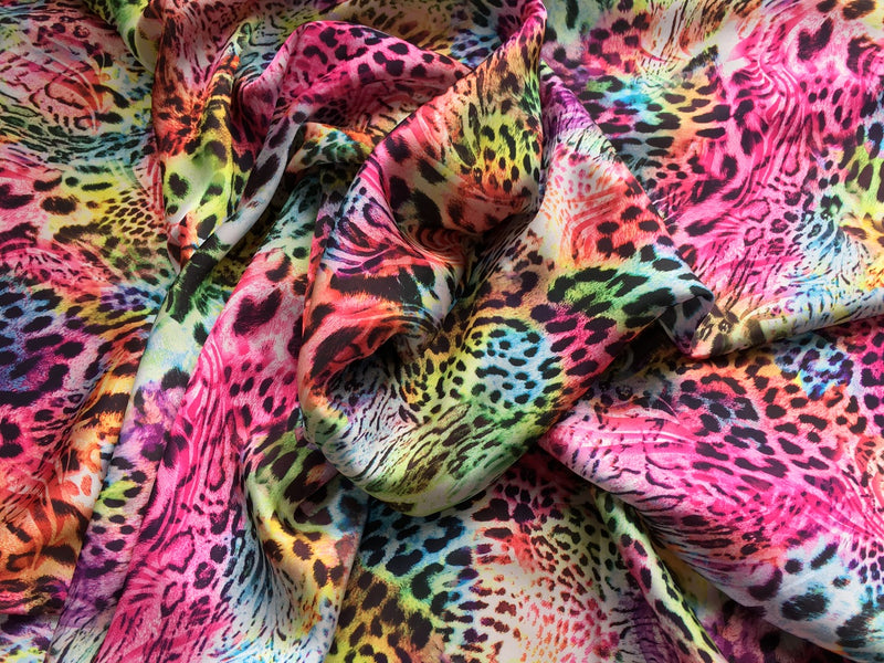 Mehrfarbiger Satin-Kleiderstoff mit Leopardenmuster