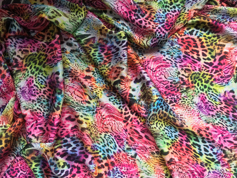 Mehrfarbiger Satin-Kleiderstoff mit Leopardenmuster