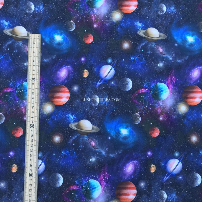 Baumwoll-Bastelstoff mit digitaler Aufschrift „Galaxy Space Planets“, Marineblau